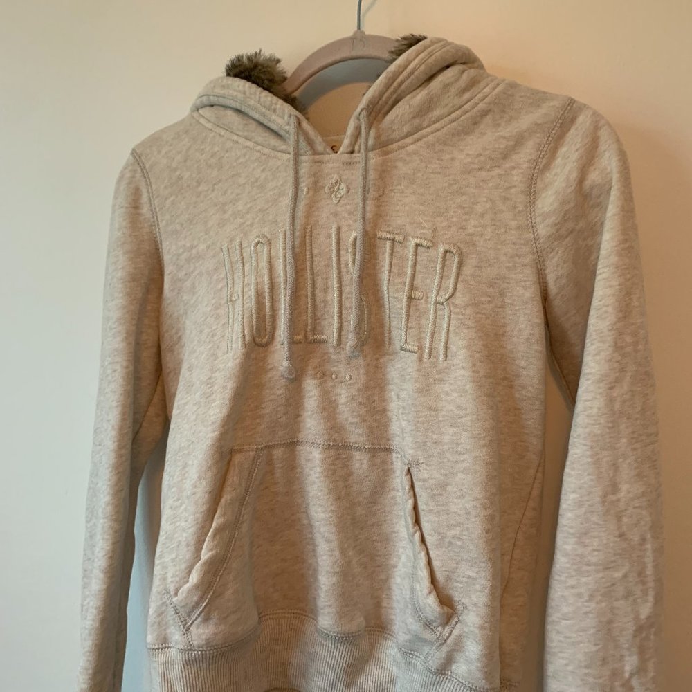 Cream hollister sweatshirt